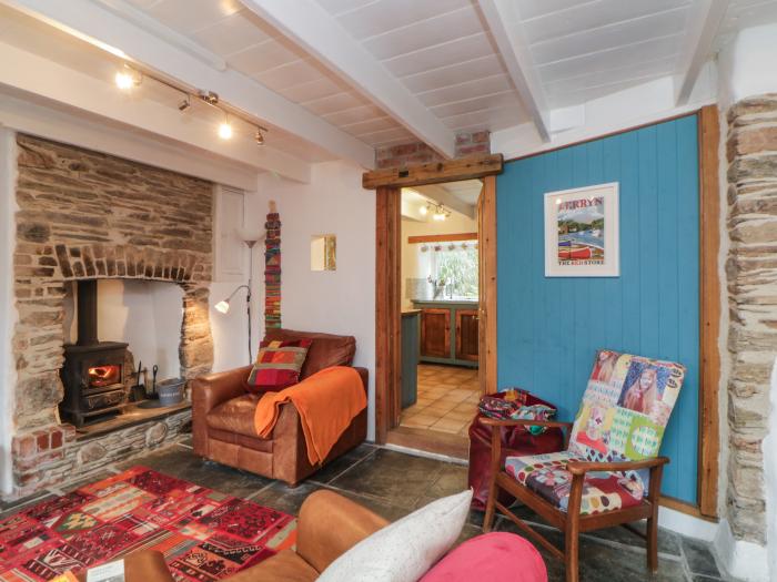 Pendragon Cottage Lerryn, Cornwall. Pet-friendly. River views. Close to amenities. Woodburning stove