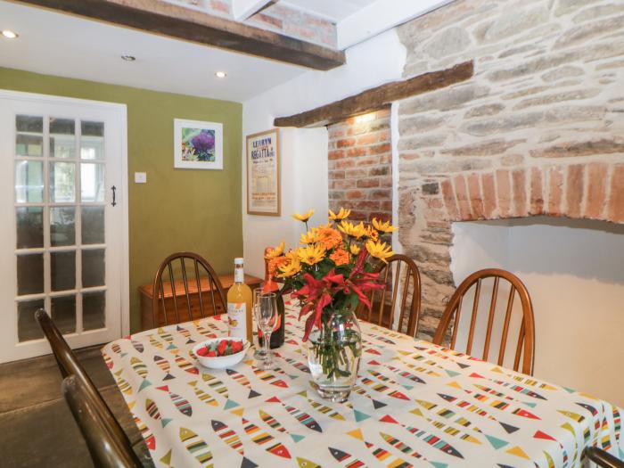 Pendragon Cottage Lerryn, Cornwall. Pet-friendly. River views. Close to amenities. Woodburning stove