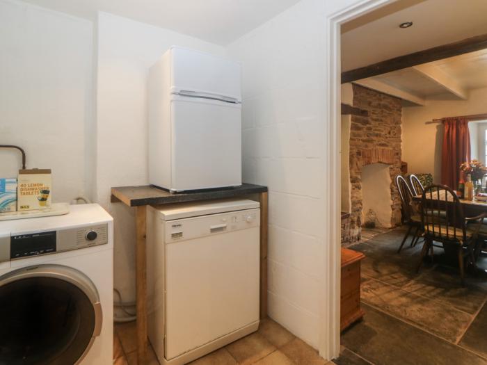 Pendragon Cottage Lerryn, Cornwall. Pet-friendly. River views. Close to amenities. Woodburning stove