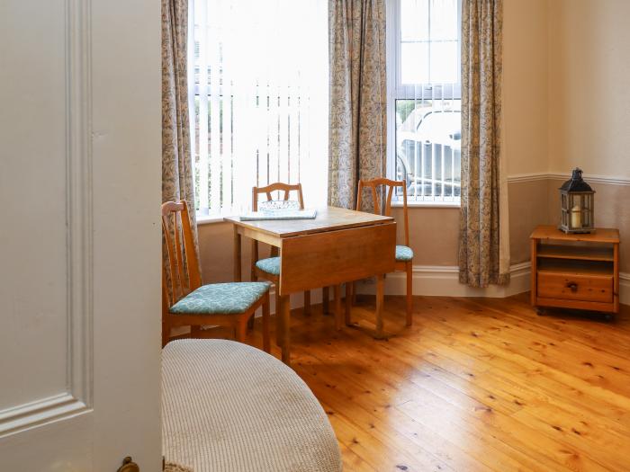 Tidal Reach, in Paignton, Devon. Situated near a shop, pub and beach. Pet-free. Child-friendly. WiFi