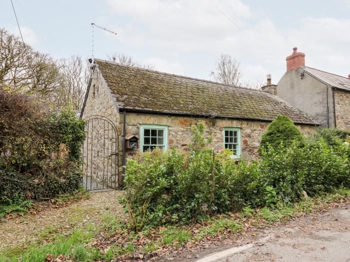 Glas Y Dorlan, Newport, Pembrokeshire. Close to a pub, river, and the coast. Woodburning stove. Pets