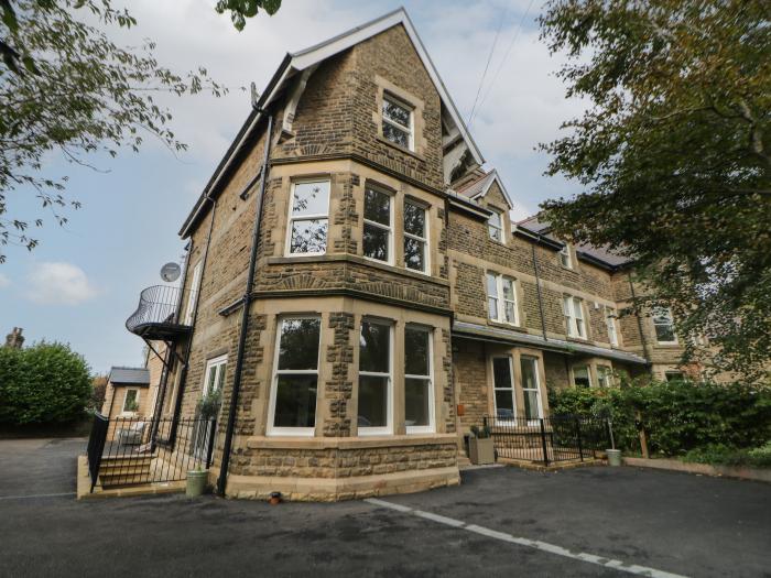 Netherdale House is in Buxton, Derbyshire. Two-bedroom, stylish home, near amenities and attractions