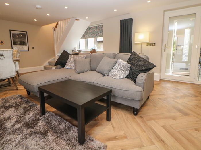 Netherdale House is in Buxton, Derbyshire. Two-bedroom, stylish home, near amenities and attractions