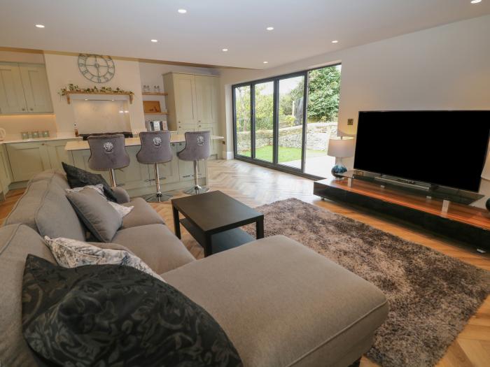 Netherdale House is in Buxton, Derbyshire. Two-bedroom, stylish home, near amenities and attractions