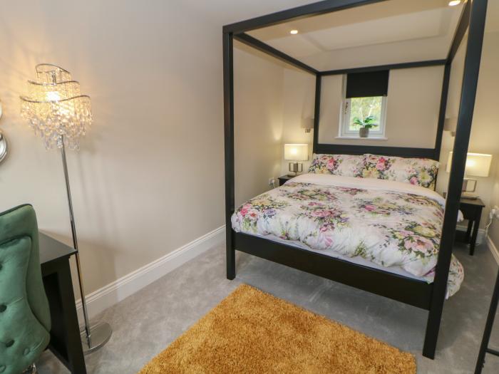 Netherdale House is in Buxton, Derbyshire. Two-bedroom, stylish home, near amenities and attractions