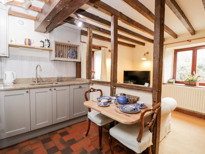 Well Cottage in Oddington, Gloucestershire. Semi-detached. Dog-friendly. Off-road parking. Barbecue.