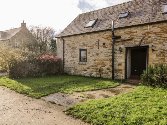 Well Cottage in Oddington, Gloucestershire. Semi-detached. Dog-friendly. Off-road parking. Barbecue.