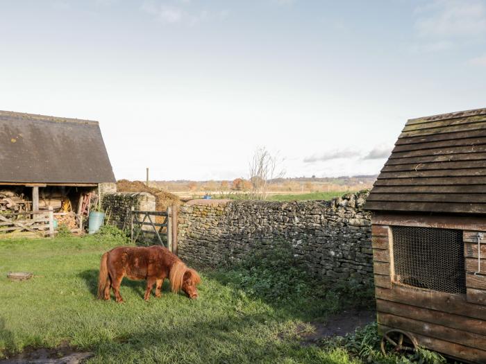 Well Cottage in Oddington, Gloucestershire. Semi-detached. Dog-friendly. Off-road parking. Barbecue.