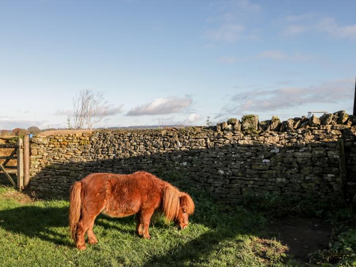 Well Cottage in Oddington, Gloucestershire. Semi-detached. Dog-friendly. Off-road parking. Barbecue.