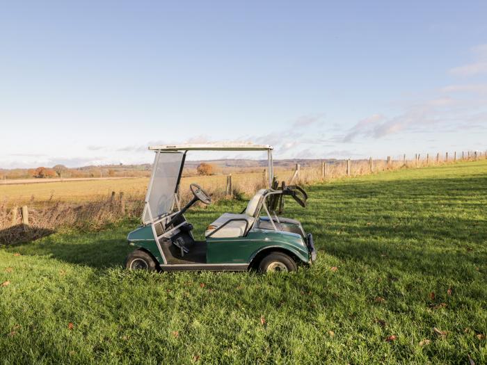 Well Cottage in Oddington, Gloucestershire. Semi-detached. Dog-friendly. Off-road parking. Barbecue.