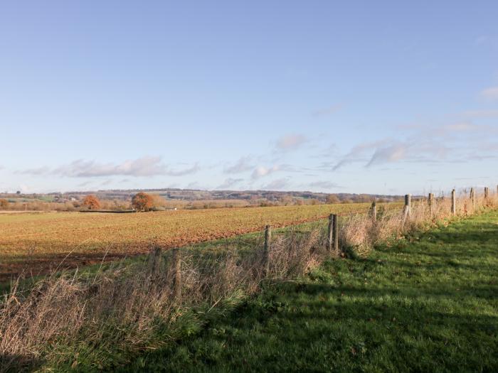 Well Cottage in Oddington, Gloucestershire. Semi-detached. Dog-friendly. Off-road parking. Barbecue.