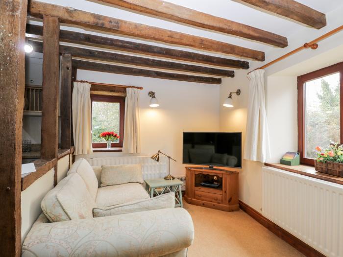 Well Cottage in Oddington, Gloucestershire. Semi-detached. Dog-friendly. Off-road parking. Barbecue.