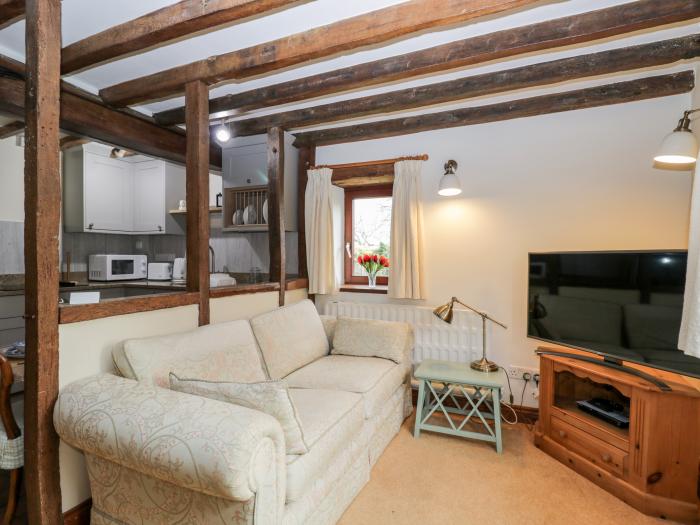 Well Cottage in Oddington, Gloucestershire. Semi-detached. Dog-friendly. Off-road parking. Barbecue.