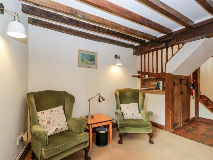 Well Cottage in Oddington, Gloucestershire. Semi-detached. Dog-friendly. Off-road parking. Barbecue.