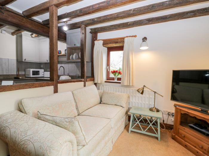 Well Cottage in Oddington, Gloucestershire. Semi-detached. Dog-friendly. Off-road parking. Barbecue.