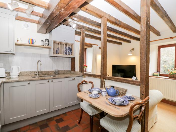 Well Cottage in Oddington, Gloucestershire. Semi-detached. Dog-friendly. Off-road parking. Barbecue.