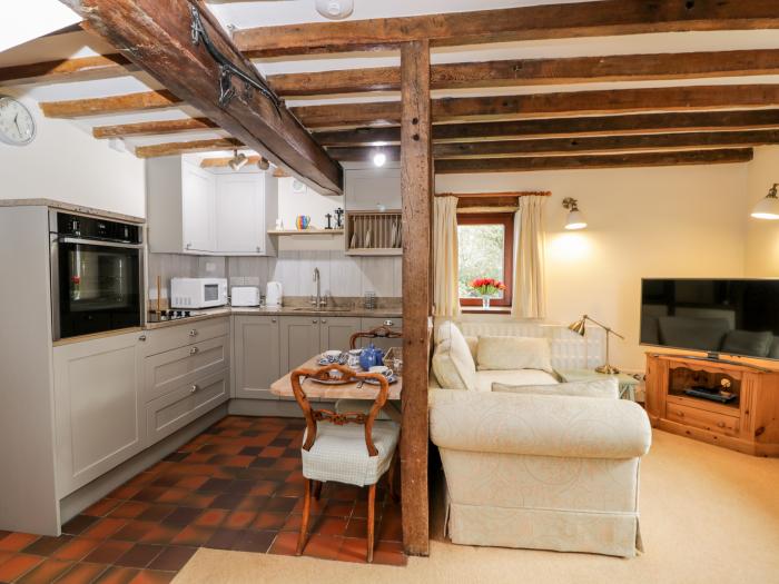 Well Cottage in Oddington, Gloucestershire. Semi-detached. Dog-friendly. Off-road parking. Barbecue.