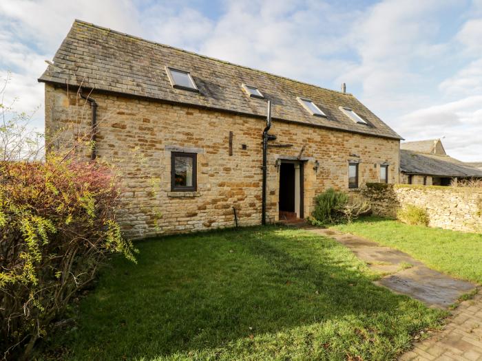 Stable Cottage in Oddington, Gloucestershire. Semi-detached. Walks nearby. Off-road parking. 3 pets.