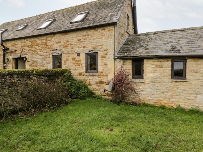 Stable Cottage in Oddington, Gloucestershire. Semi-detached. Walks nearby. Off-road parking. 3 pets.