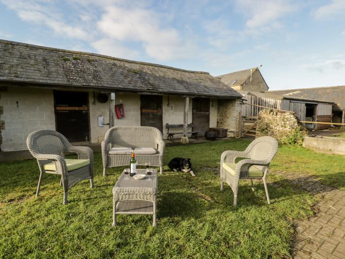 Stable Cottage in Oddington, Gloucestershire. Semi-detached. Walks nearby. Off-road parking. 3 pets.