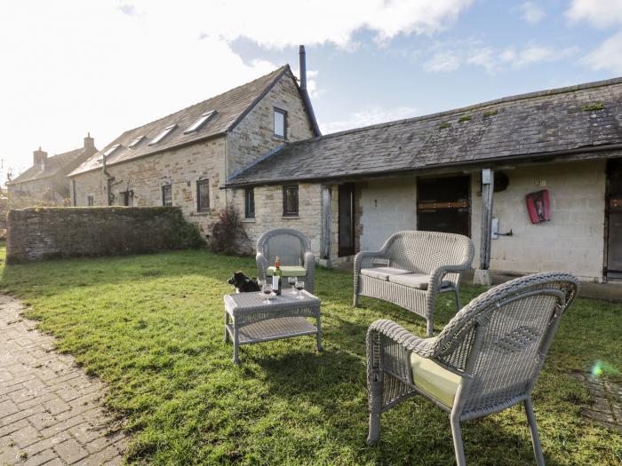 Stable Cottage in Oddington, Gloucestershire. Semi-detached. Walks nearby. Off-road parking. 3 pets.