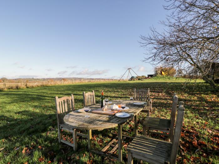 Stable Cottage in Oddington, Gloucestershire. Semi-detached. Walks nearby. Off-road parking. 3 pets.