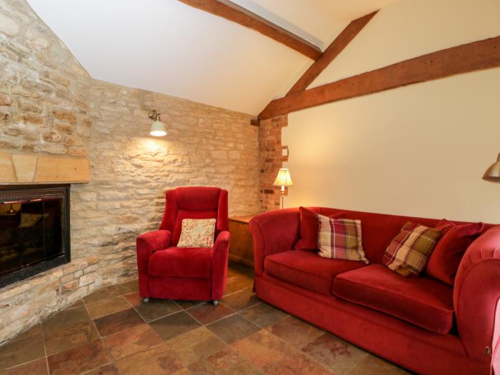 Stable Cottage in Oddington, Gloucestershire. Semi-detached. Walks nearby. Off-road parking. 3 pets.