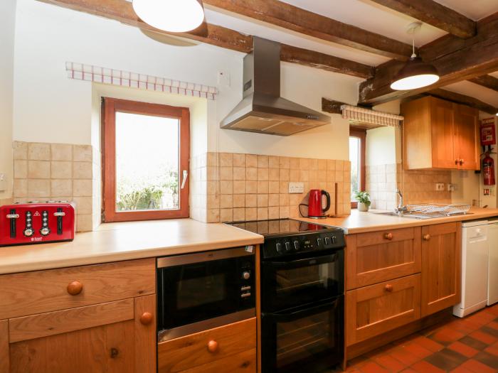 Stable Cottage in Oddington, Gloucestershire. Semi-detached. Walks nearby. Off-road parking. 3 pets.