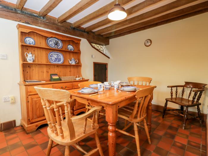 Stable Cottage in Oddington, Gloucestershire. Semi-detached. Walks nearby. Off-road parking. 3 pets.