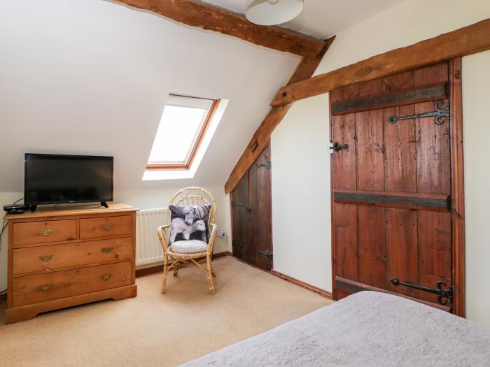 Stable Cottage in Oddington, Gloucestershire. Semi-detached. Walks nearby. Off-road parking. 3 pets.