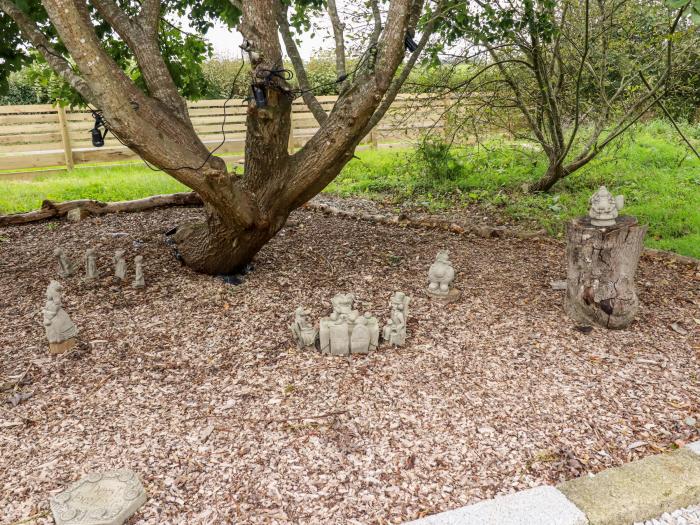 Little Malory, St Giles-On-The-Heath, Devon. Single-storey lodge. Superb walking location. Barbecue.