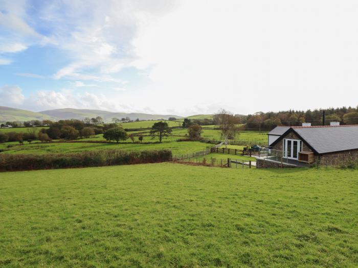 Bryn Eglwys Cottage, Tywyn, Gwynedd. Reverse-level stunning stable conversion with rural views. Pets