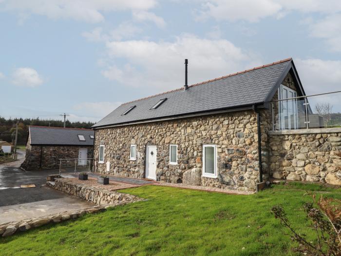 Bryn Eglwys Cottage, Tywyn, Gwynedd. Reverse-level stunning stable conversion with rural views. Pets