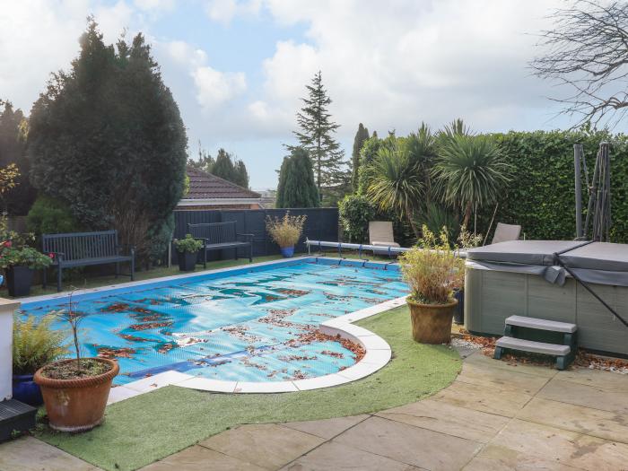 Maples Cottage, a single-storey annexe in Heanor, Derbyshire. Hot tub. Driveway parking. Summer pool