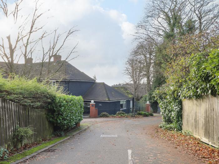 Maples Cottage, a single-storey annexe in Heanor, Derbyshire. Hot tub. Driveway parking. Summer pool