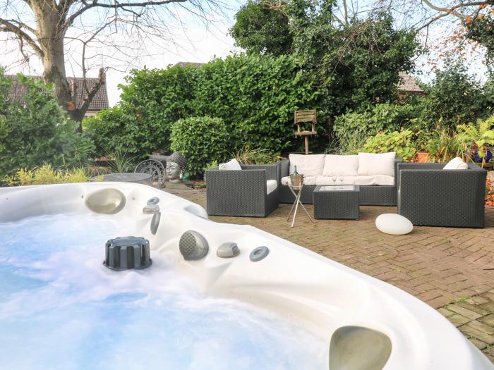 Maples Cottage, a single-storey annexe in Heanor, Derbyshire. Hot tub. Driveway parking. Summer pool