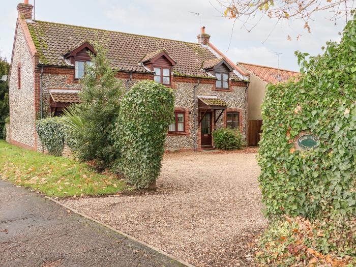 1 Crowlands Cottages, Holt, Norfolk. Off-road parking. Smart TV. Close to amenities. Enclosed garden