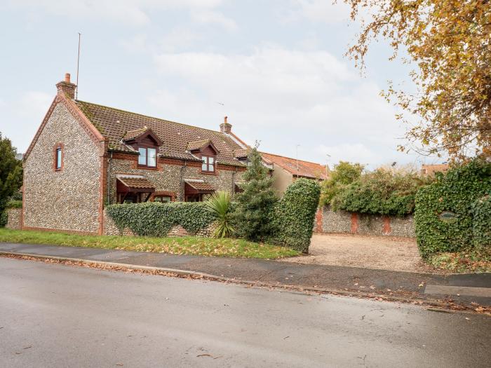 1 Crowlands Cottages, Holt, Norfolk. Off-road parking. Smart TV. Close to amenities. Enclosed garden