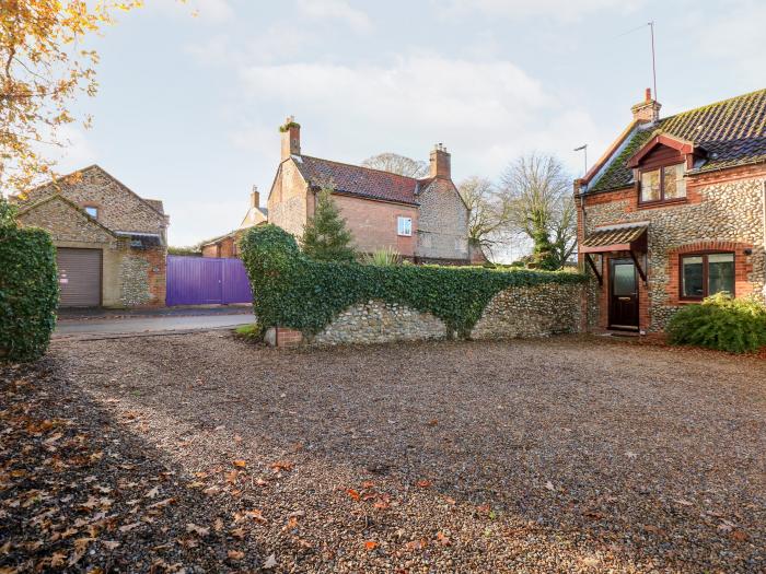 1 Crowlands Cottages, Holt, Norfolk. Off-road parking. Smart TV. Close to amenities. Enclosed garden