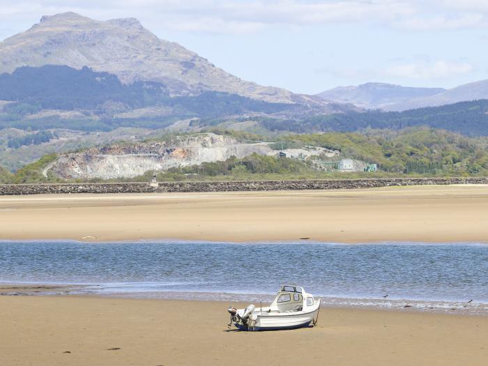 Gweldon Topsail, Borth-y-Gest, near Porthmadog, Gwynedd. Coastal. Near National Park. Close to a pub