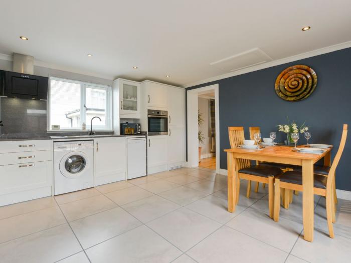 Lilys Pad, Okehampton, Devon. Pet-friendly. Near National Park. Woodburning stove. three x TVs. WiFi