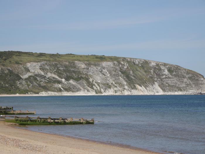 Flat 5, Swanage, Dorset. Couple's retreat. Close to a shop, pub, and beach. Character property. WiFi