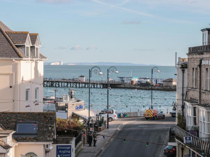 Flat 5, Swanage, Dorset. Couple's retreat. Close to a shop, pub, and beach. Character property. WiFi