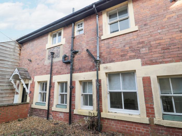 Courtyard Cottage in Alnwick, Northumberland. End-of-terrace cottage. Pet-friendly. Smart TV. 3 beds