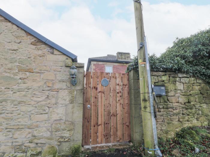 Courtyard Cottage in Alnwick, Northumberland. End-of-terrace cottage. Pet-friendly. Smart TV. 3 beds