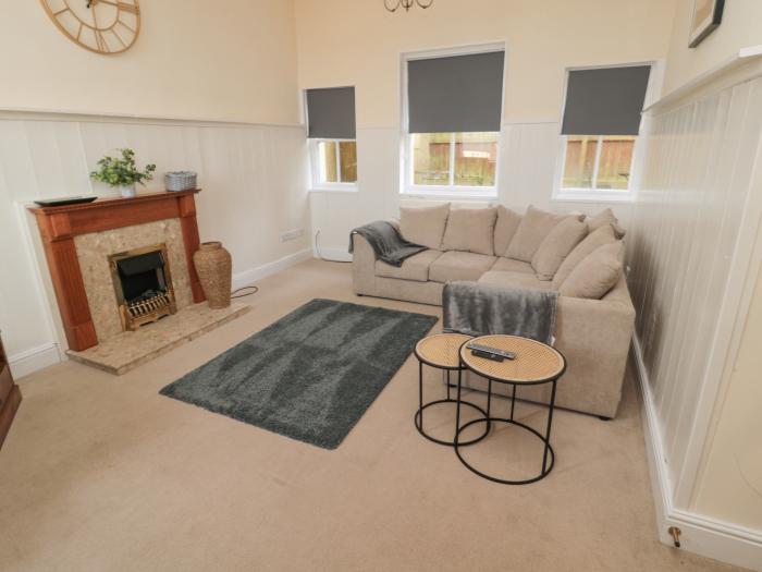 Courtyard Cottage in Alnwick, Northumberland. End-of-terrace cottage. Pet-friendly. Smart TV. 3 beds