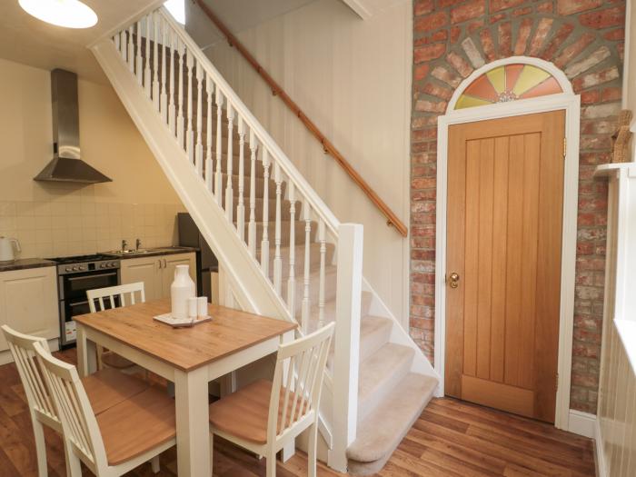 Courtyard Cottage in Alnwick, Northumberland. End-of-terrace cottage. Pet-friendly. Smart TV. 3 beds