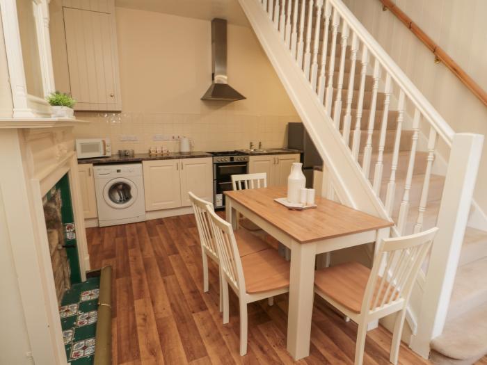 Courtyard Cottage in Alnwick, Northumberland. End-of-terrace cottage. Pet-friendly. Smart TV. 3 beds