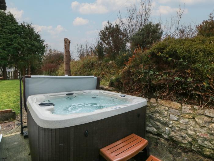 Iechyd Da, Red Wharf Bay near Benllech, Anglesey. Close to AONB. Close to beach. Hot tub. Pets. Oven