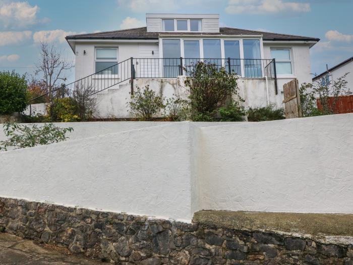 Iechyd Da, Red Wharf Bay near Benllech, Anglesey. Close to AONB. Close to beach. Hot tub. Pets. Oven